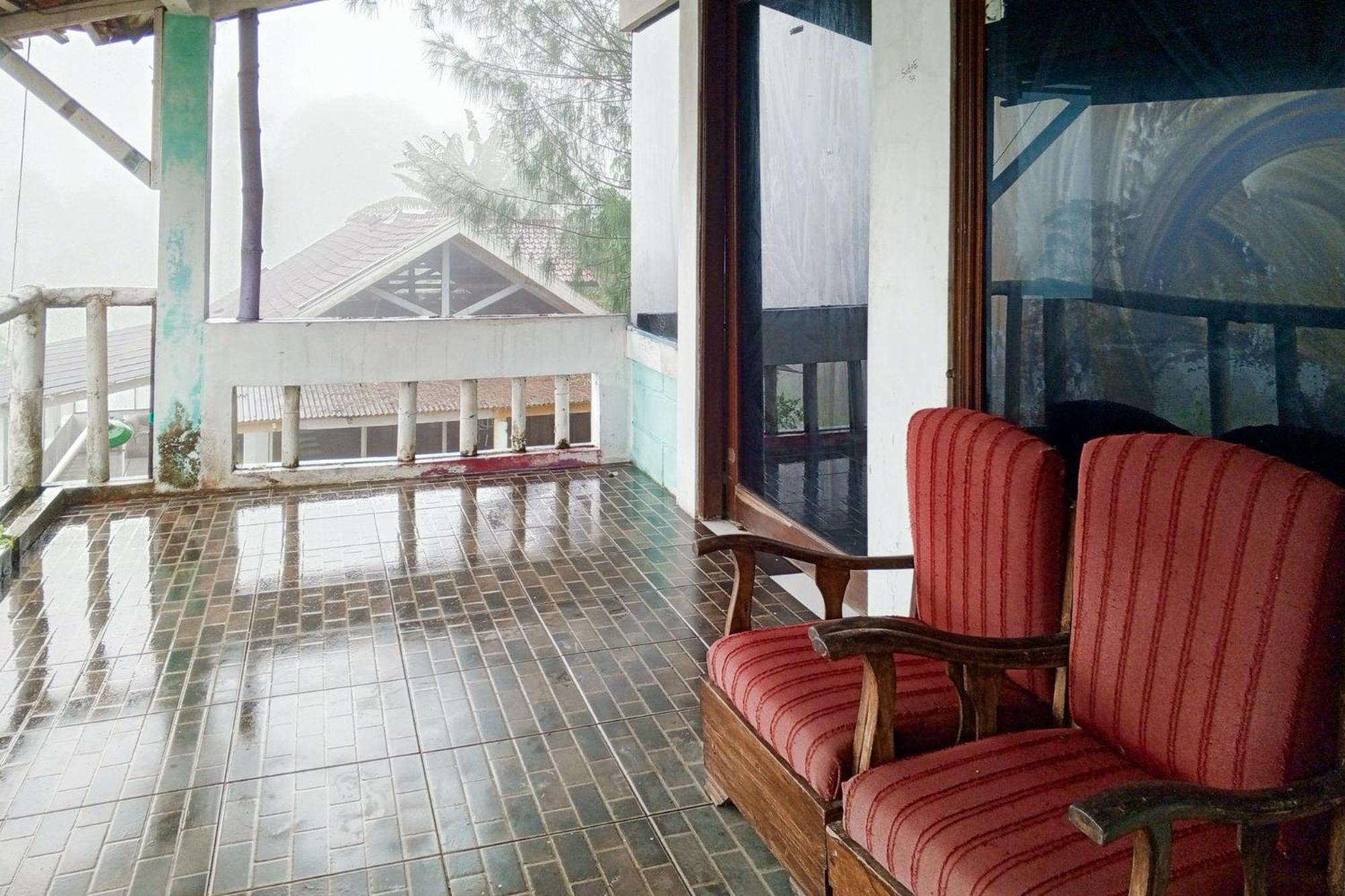 Villa Kampus Near Taman Safari Cisarua Puncak Redpartner ボゴール エクステリア 写真