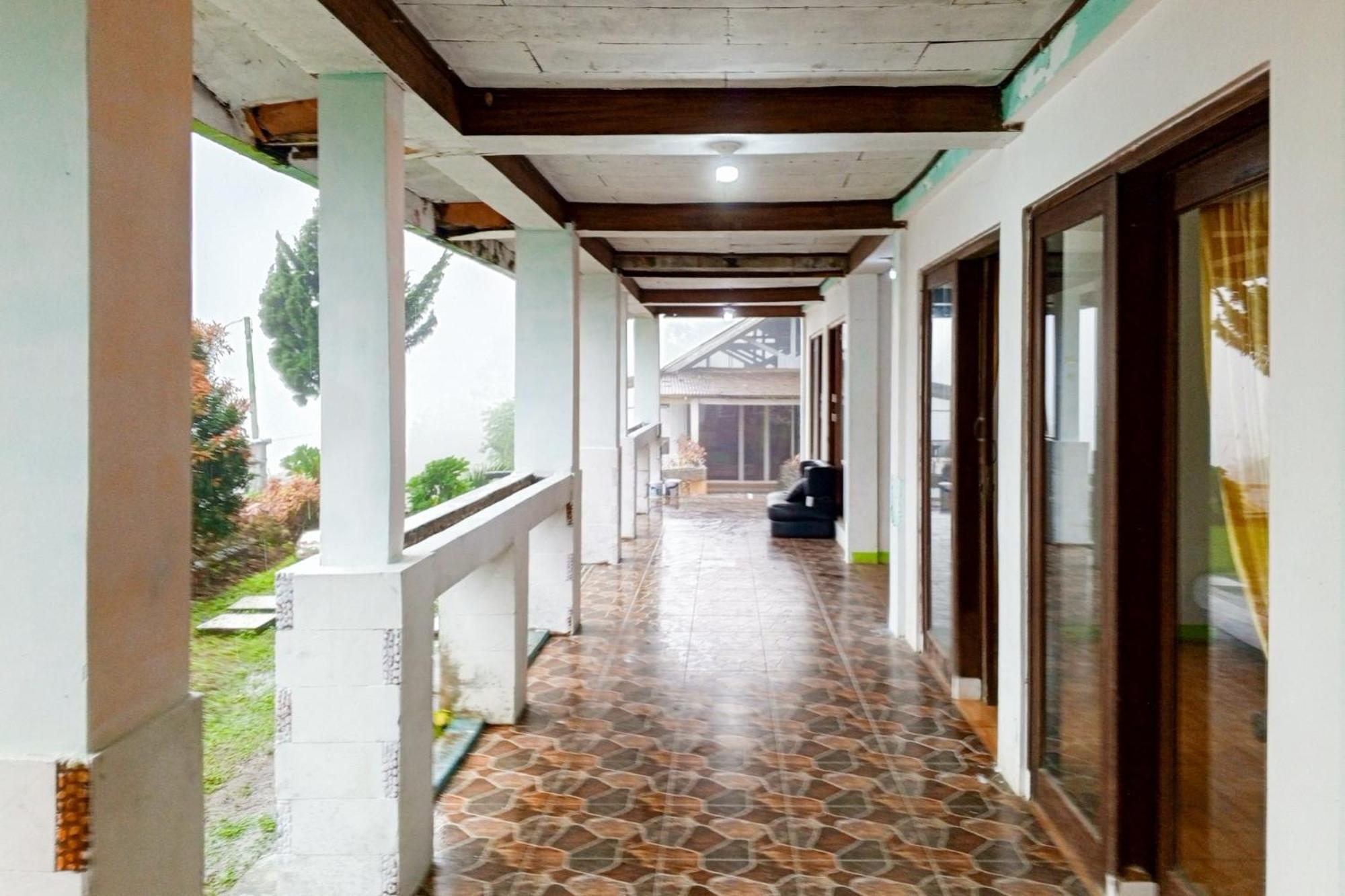 Villa Kampus Near Taman Safari Cisarua Puncak Redpartner ボゴール エクステリア 写真